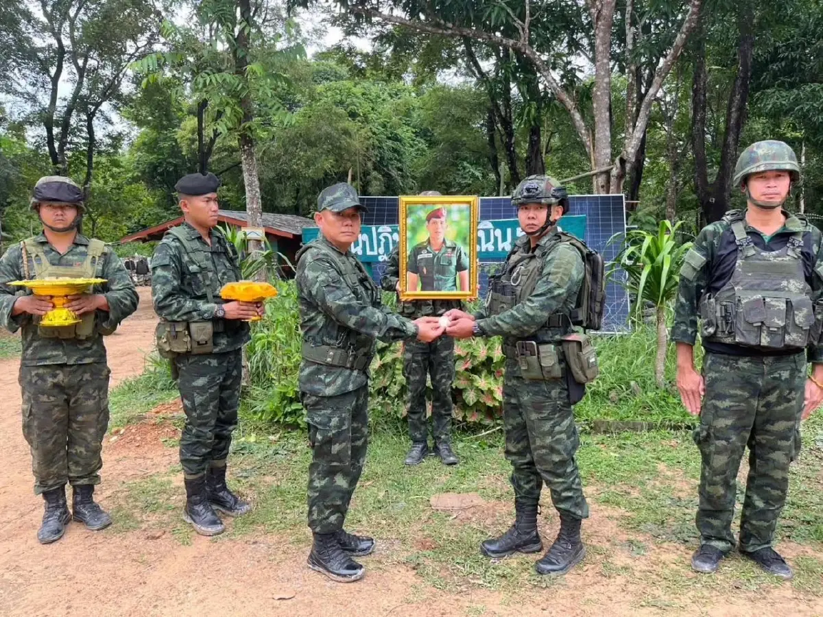 ผบ.ฉก.1 กกล.สุรนารี อัญเชิญ 'เหรียญพระราชทาน' มอบให้ทหารชายแดน