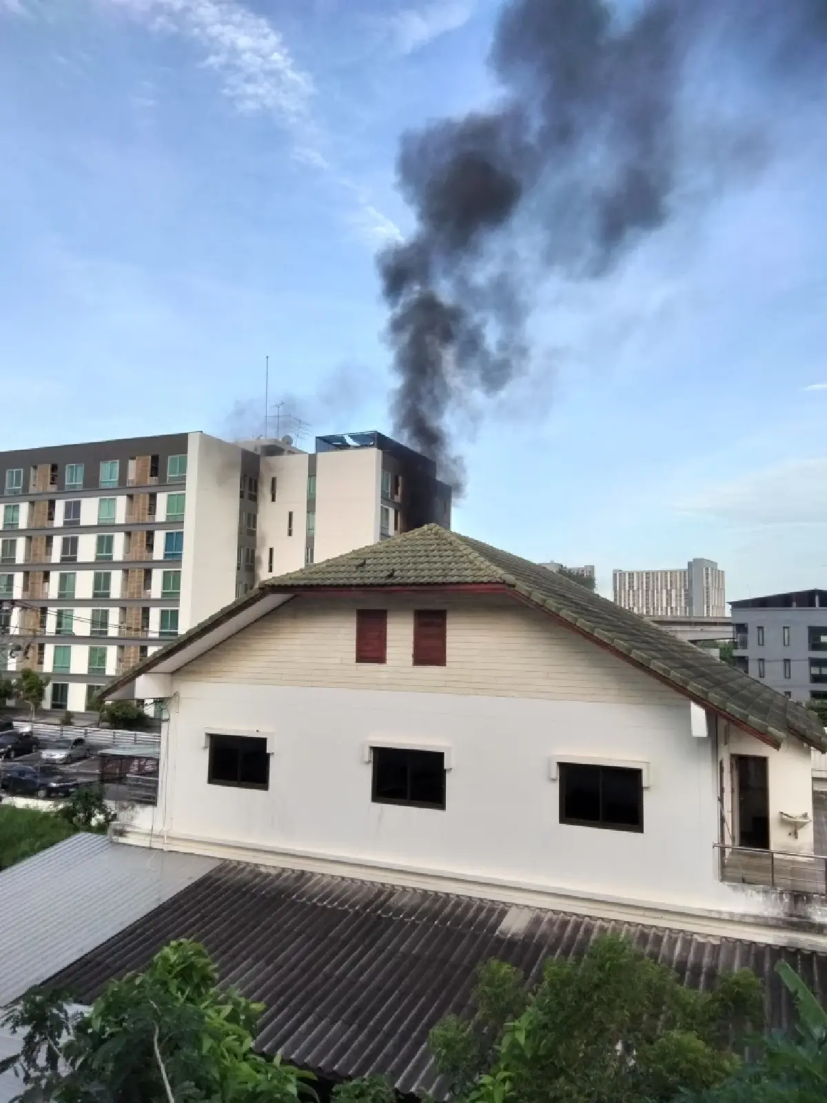 ไฟไหม้คอนโดหรู ซ.แจ้งวัฒนะ-ปากเกร็ด 41 เร่งดับเพลิงไม่ให้ลุกลาม