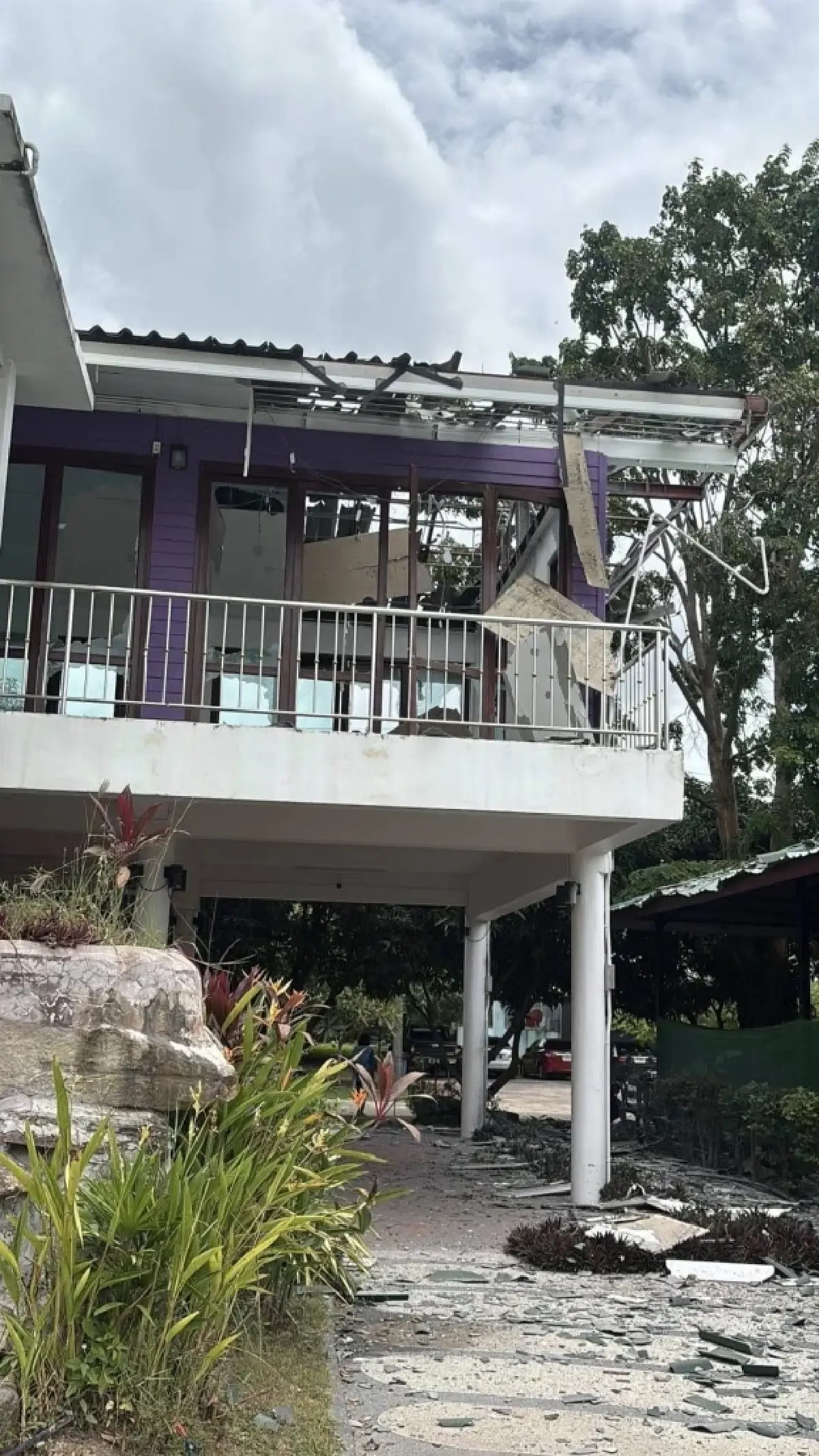 เปิดภาพความเสียหาย โรงพยาบาลพนมดงรักฯ จ.สุรินทร์ หลังถูกโจมตี