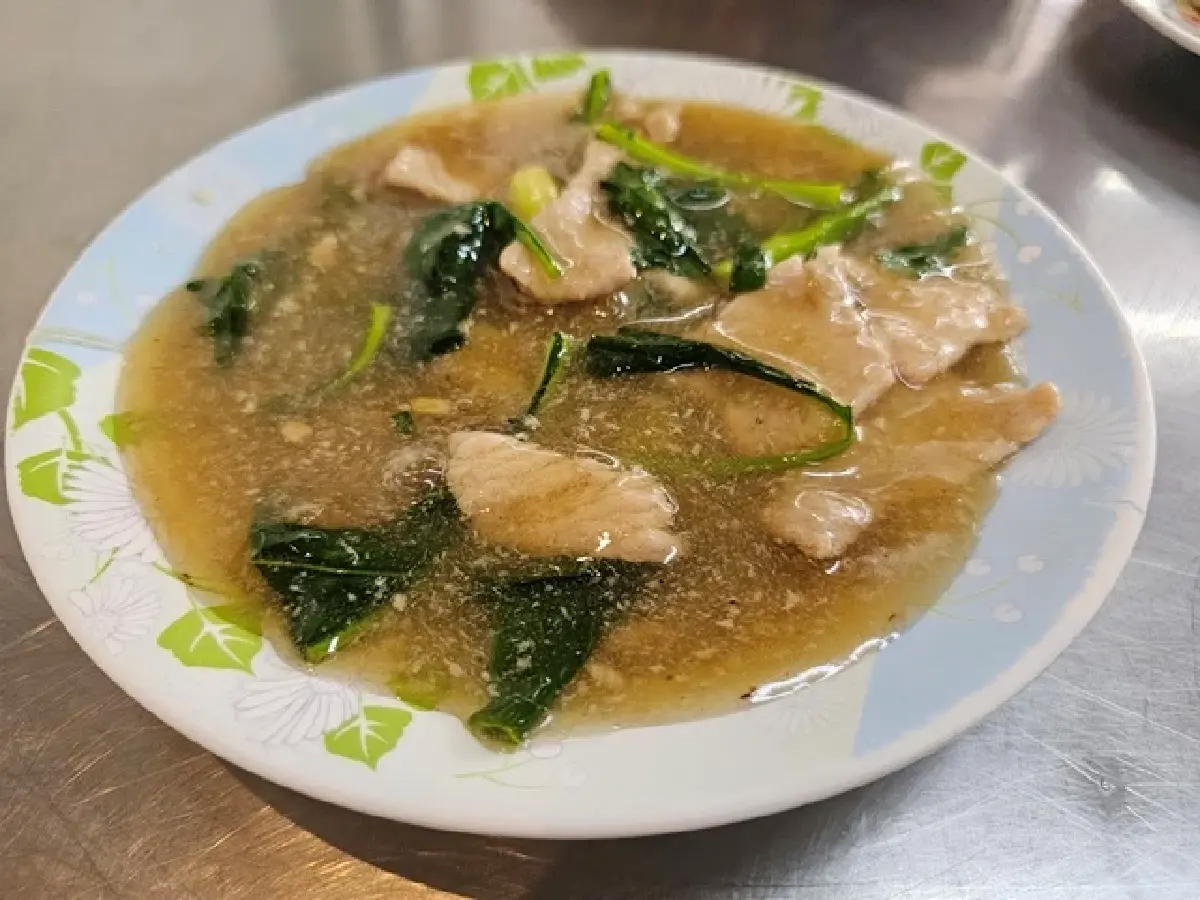 ราดหน้ายอดผัก ‘อภิโภชน์’ สูตรต้นตำรับ 50 ปี ของอร่อยซอยมัยลาภ