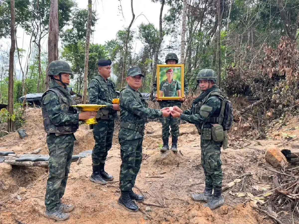 ผบ.ฉก.1 กกล.สุรนารี อัญเชิญ 'เหรียญพระราชทาน' มอบให้ทหารชายแดน