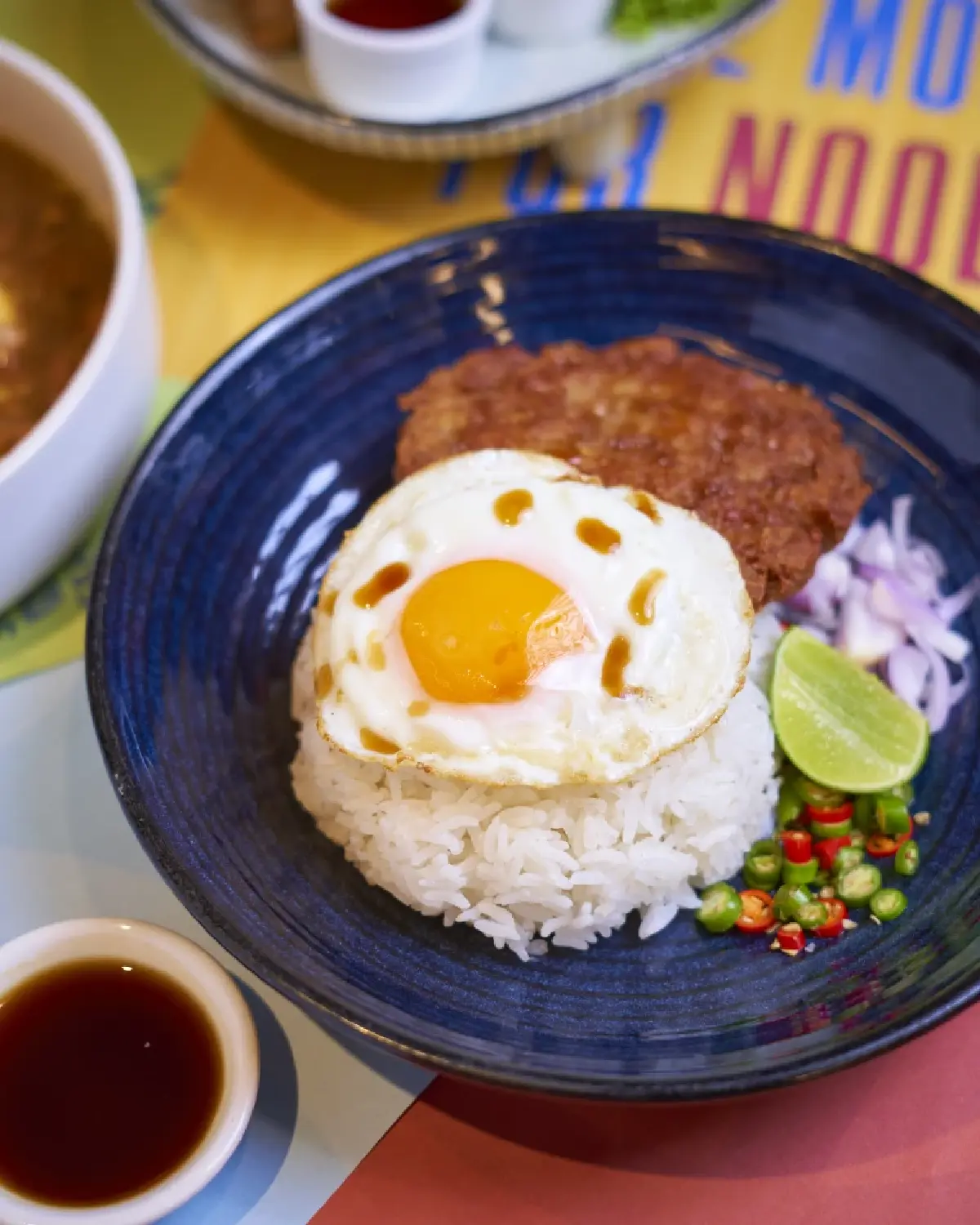 ‘สีฟ้า’ ร้านอาหาร 90 ปี โตเงียบๆ ทะลุ ‘1 พันล้าน’ แตกไลน์ทำ OEM ป้อนโรงแรม-สายการบินพรึ่บ