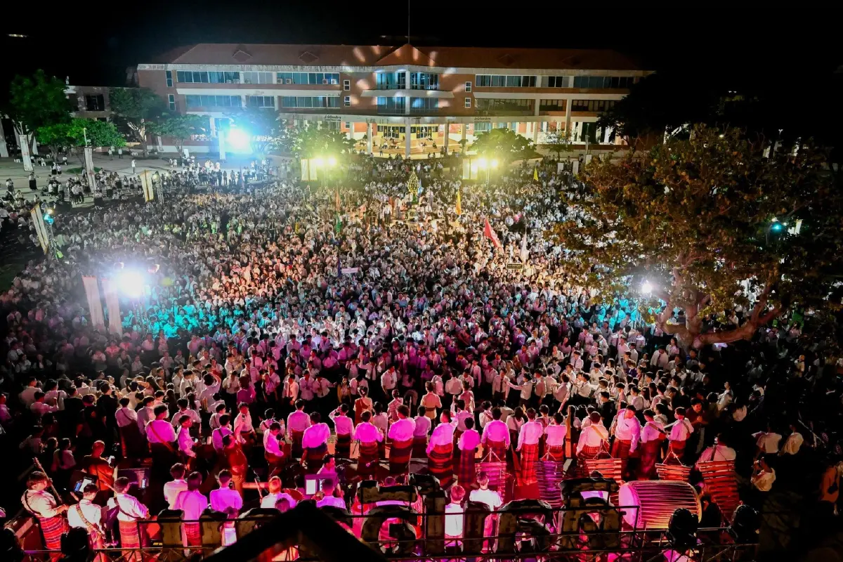 นิสิตมาเต็ม! แม่ทัพมนต์แคน 'พล.ท.บุญสิน' ขึ้นเวที บายศรีสู่ขวัญน้องใหม่