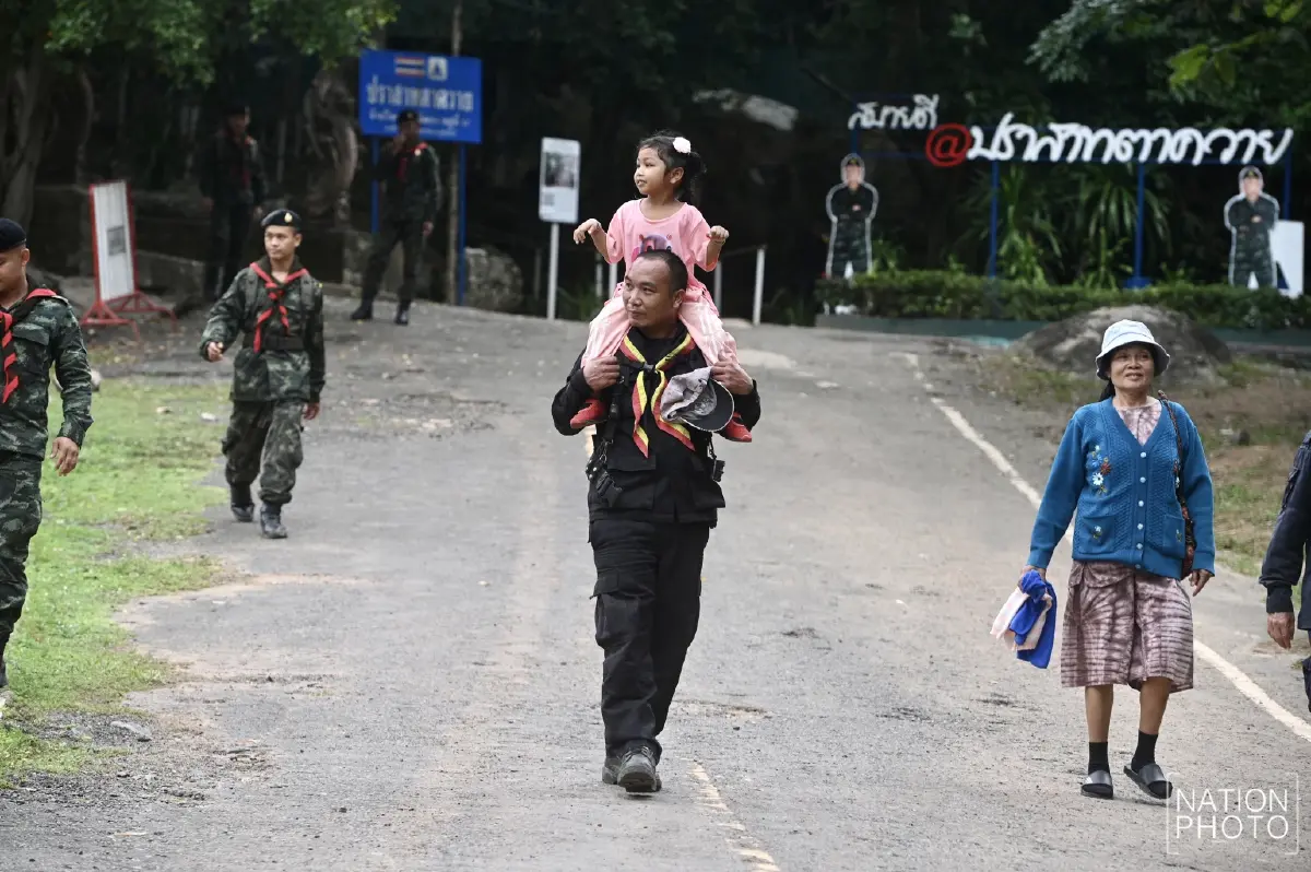 ดวงใจพ่อ! หนูน้อย 4 ขวบ ขี่คอพ่อทหารพราน เที่ยวปราสาทตาควาย