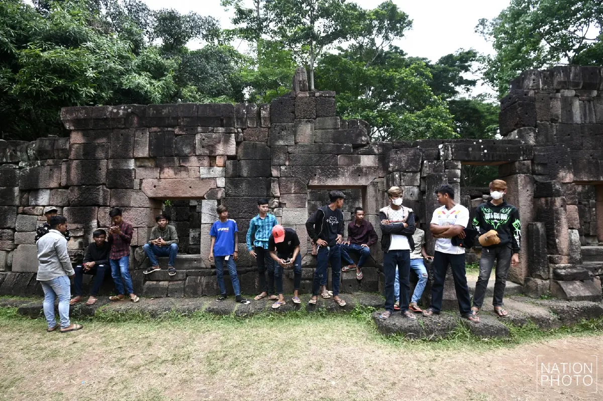 วัยรุ่นกัมพูชาป่วนปราสาทตาเมือนธม ทหารไทย-กัมพูชาเข้าเคลียร์