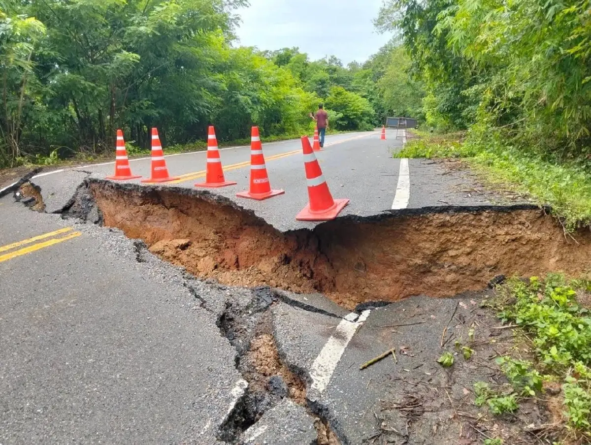 เป็นอันตราย น่านถนนทรุด ฝนตกหนัก น้ำป่ากัดเซาะทางขาด ผ่านไม่ได้
