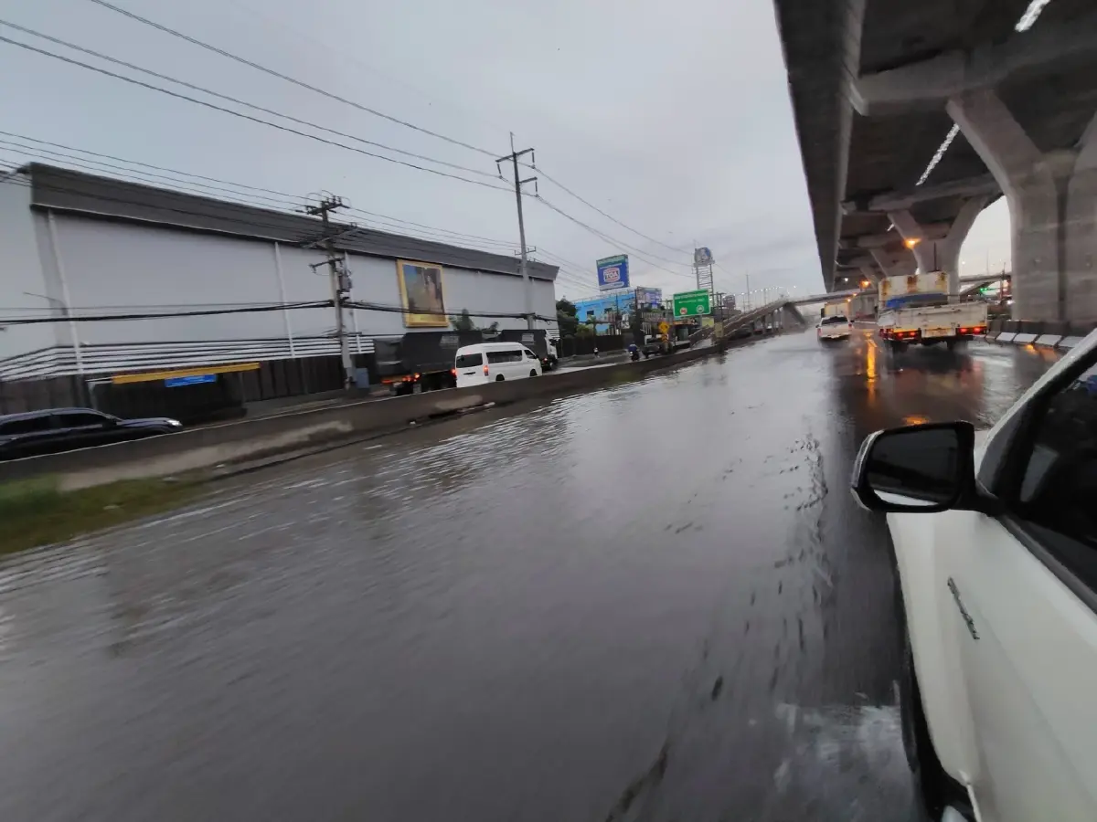 รถติดมาก ถนนพระราม 2 ฝั่งเข้า กทม. มีน้ำท่วม พื้นผิวถนนแย่ เป็นหลุม