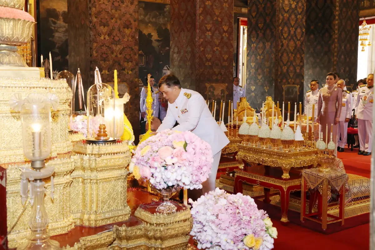 ในหลวง พระราชินี ทรงบำเพ็ญพระราชกุศล เนื่องในเทศกาลเข้าพรรษา 2568