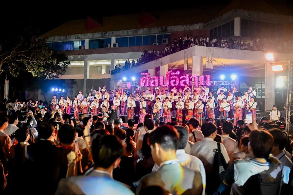 นิสิตมาเต็ม! แม่ทัพมนต์แคน 'พล.ท.บุญสิน' ขึ้นเวที บายศรีสู่ขวัญน้องใหม่