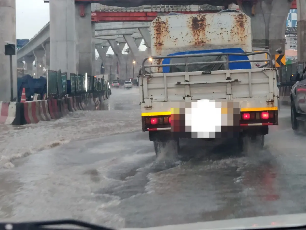 รถติดมาก ถนนพระราม 2 ฝั่งเข้า กทม. มีน้ำท่วม พื้นผิวถนนแย่ เป็นหลุม