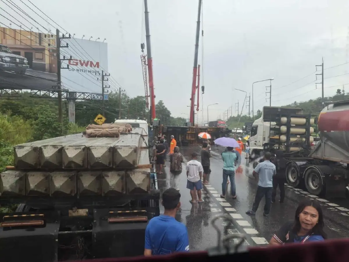 ปิดถนนมิตรภาพ ขาออก กทม. รถติดมาก รถบรรทุกคว่ำที่ปากช่อง