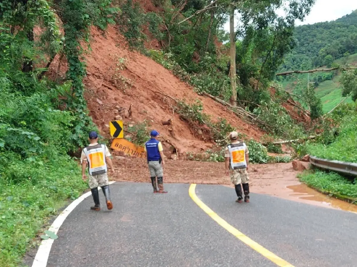 เป็นอันตราย น่านถนนทรุด ฝนตกหนัก น้ำป่ากัดเซาะทางขาด ผ่านไม่ได้