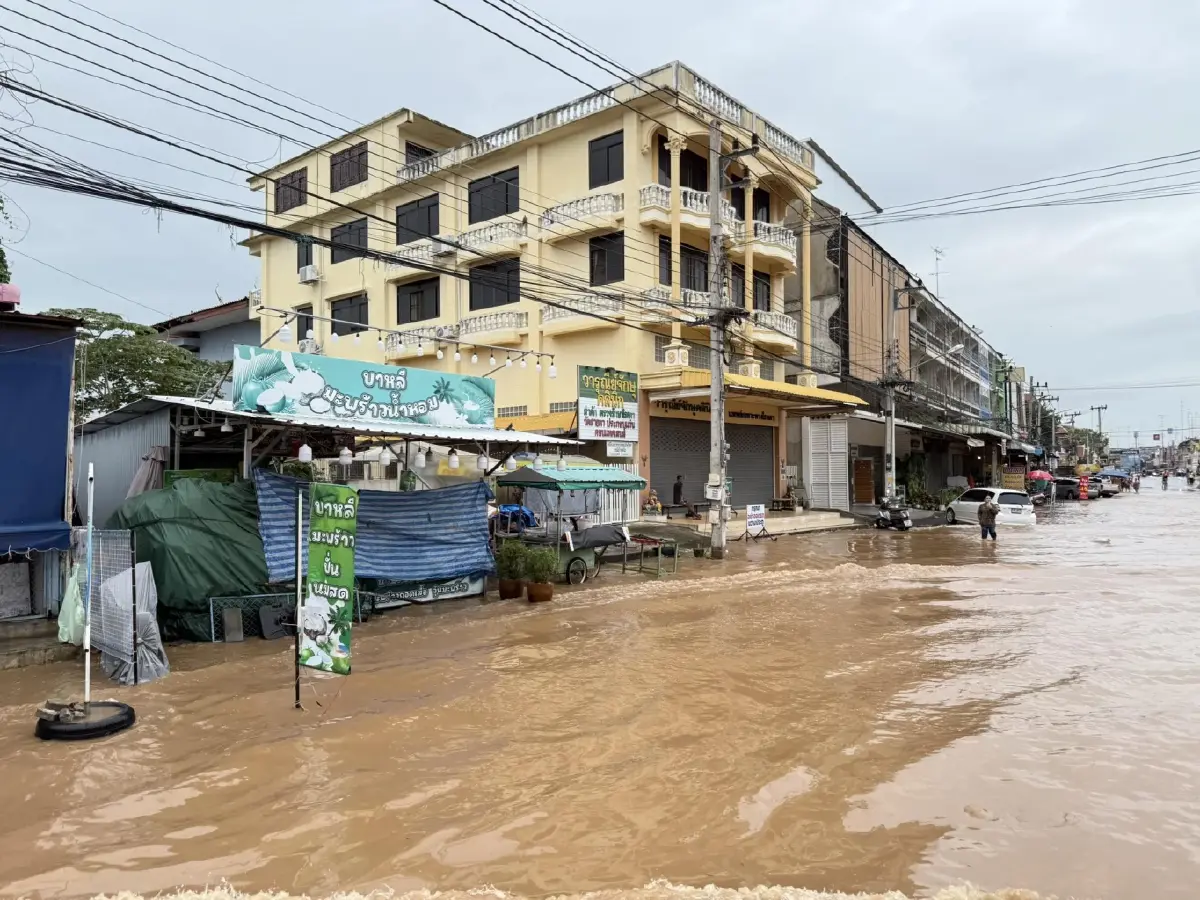 ฉุกเฉินขั้นสูงสุด น้ำท่วมสุโขทัย น้ำมาเร็ว ล้นทะลักตัวเมืองแล้ว