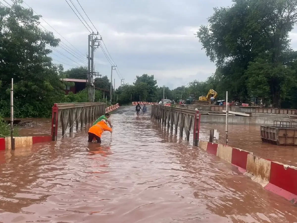 สถานการณ์น้ำท่วมอุตรดิตถ์ ถนนสายหลัก ดินโคลน เศษไม้ ทับผิวทาง