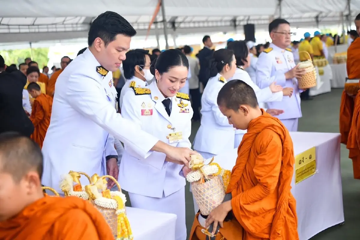 ‘ครม.’ ตักบาตร เนื่องใน วันเฉลิมฯ ‘ในหลวง’ ถวายสัตย์ มุ่งแก้ปัญหาชาติ