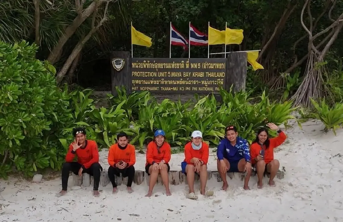 ฝูง 'ฉลามครีบดำ' นับร้อย โผล่อ่าวมาหยา ชี้คืนชีพแหล่งท่องเที่ยวดัง