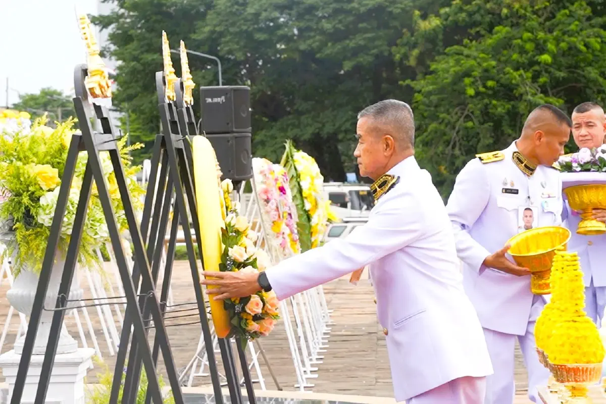 ผู้แทนพระองค์ถวายราชสักการะ พระบรมราชานุสาวรีย์สมเด็จพระนารายณ์มหาราช