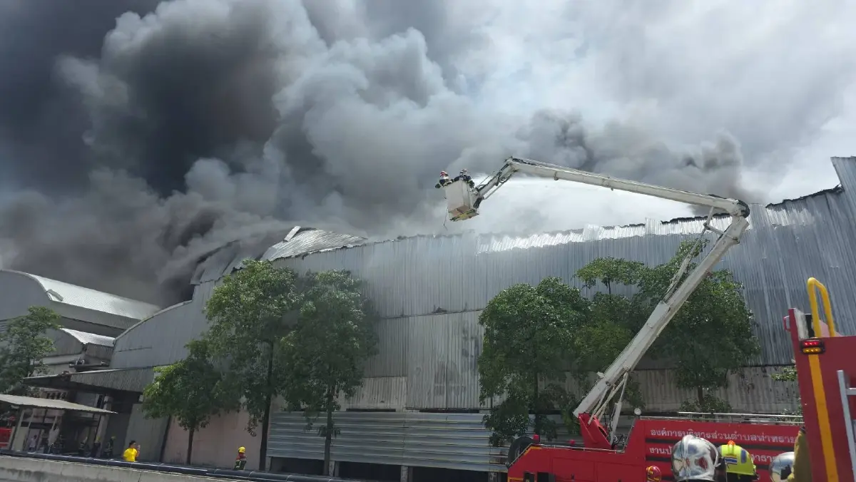 ไฟไหม้โรงงานยาง เมืองสมุทรสาคร เหตุท่อส่งน้ำมัน เร่งคุมเพลิงด่วน
