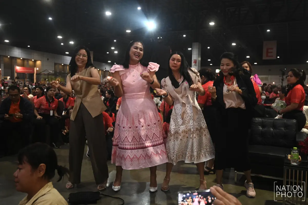 เสก โลโซ คัมแบ็ค นำทีมวงมีนบุรีขึ้นเวทีคอนเสิร์ต แอ๊ด คาราบาว ร่วมแจม