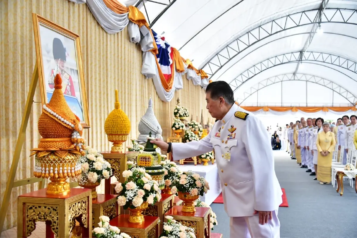 ‘ครม.’ ตักบาตร เนื่องใน วันเฉลิมฯ ‘ในหลวง’ ถวายสัตย์ มุ่งแก้ปัญหาชาติ