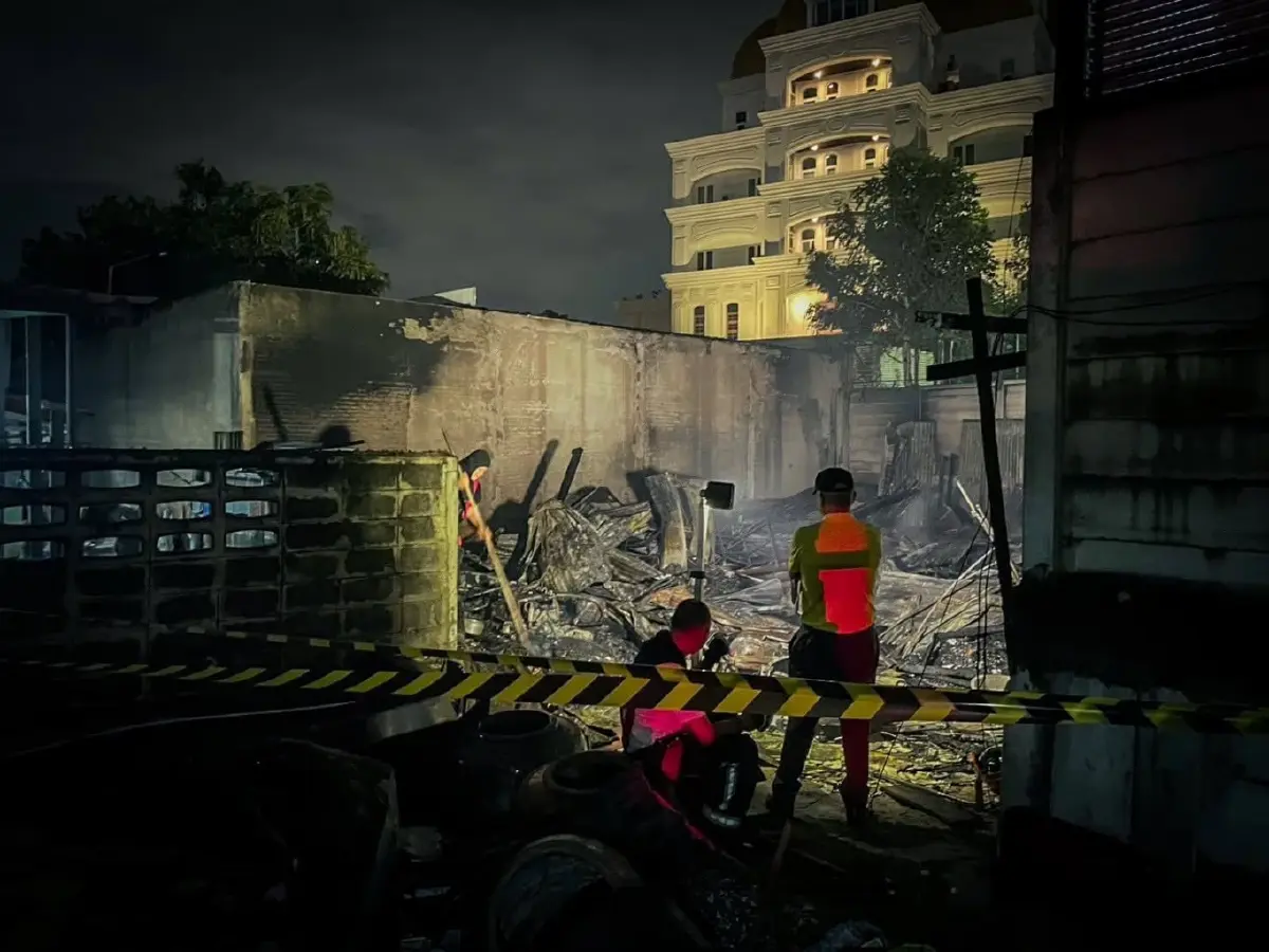 ไฟไหม้บ้านไม้กลางดึก ซอยนนทรี 14 เขตยานนาวา เพลิงไหม้วอดทั้งหลัง