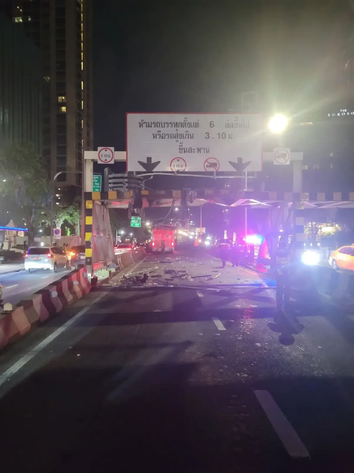 ด่วน เกิดอุบัติเหตุ รถบัส 2 ชั้น ชนคานกั้นความสูง สะพานข้ามแยกพญาไท