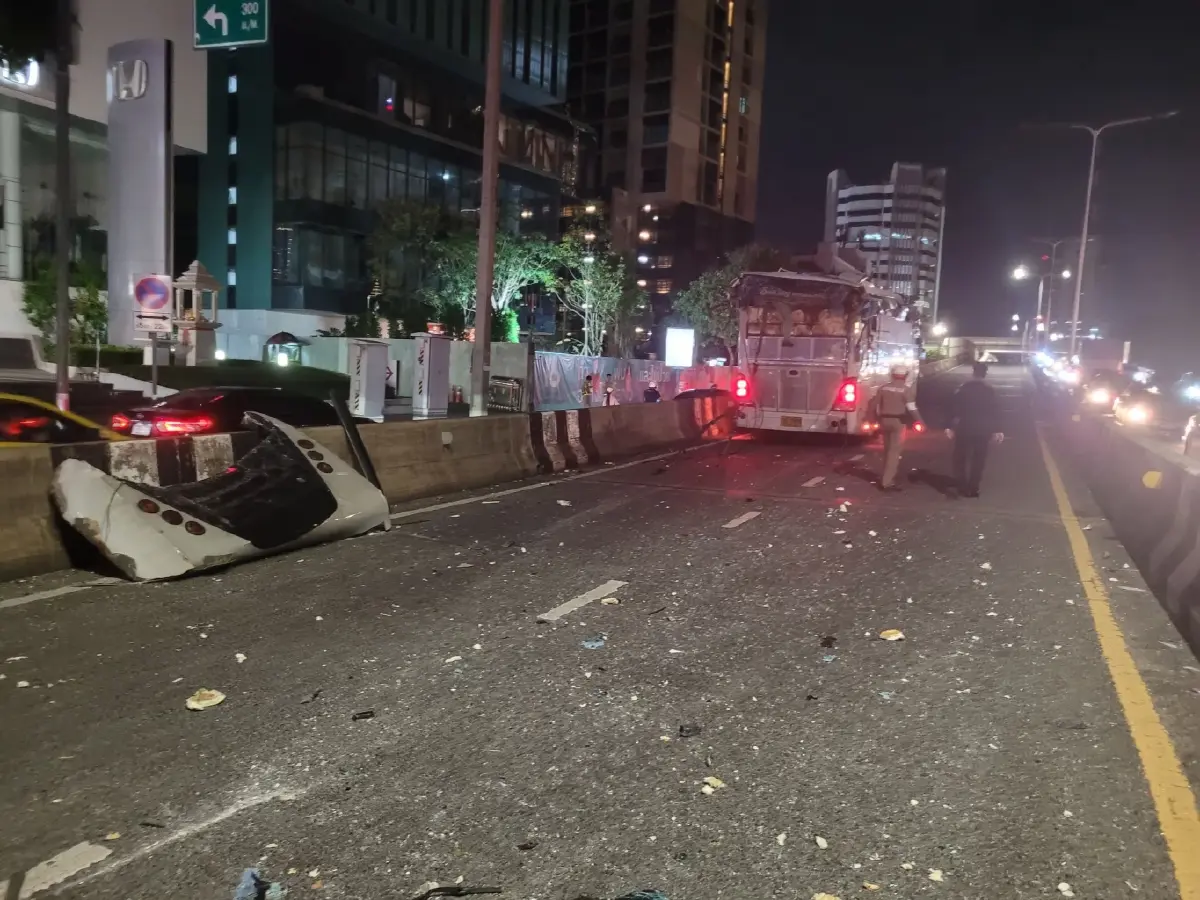 ด่วน เกิดอุบัติเหตุ รถบัส 2 ชั้น ชนคานกั้นความสูง สะพานข้ามแยกพญาไท