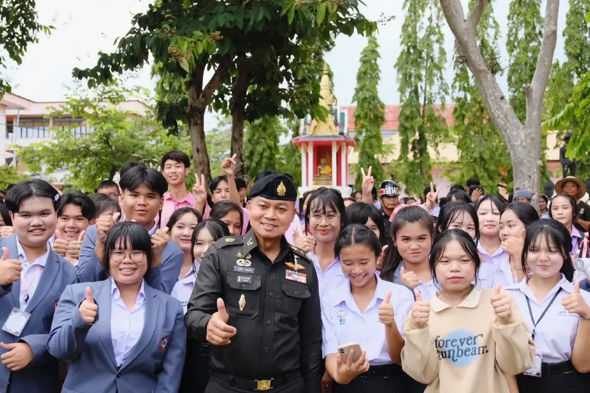 แห่รับ พลโทบุญสิน พาดกลาง แม่ทัพภาค 2 ศิษย์เก่าเยือนบ้านดุงวิทยา