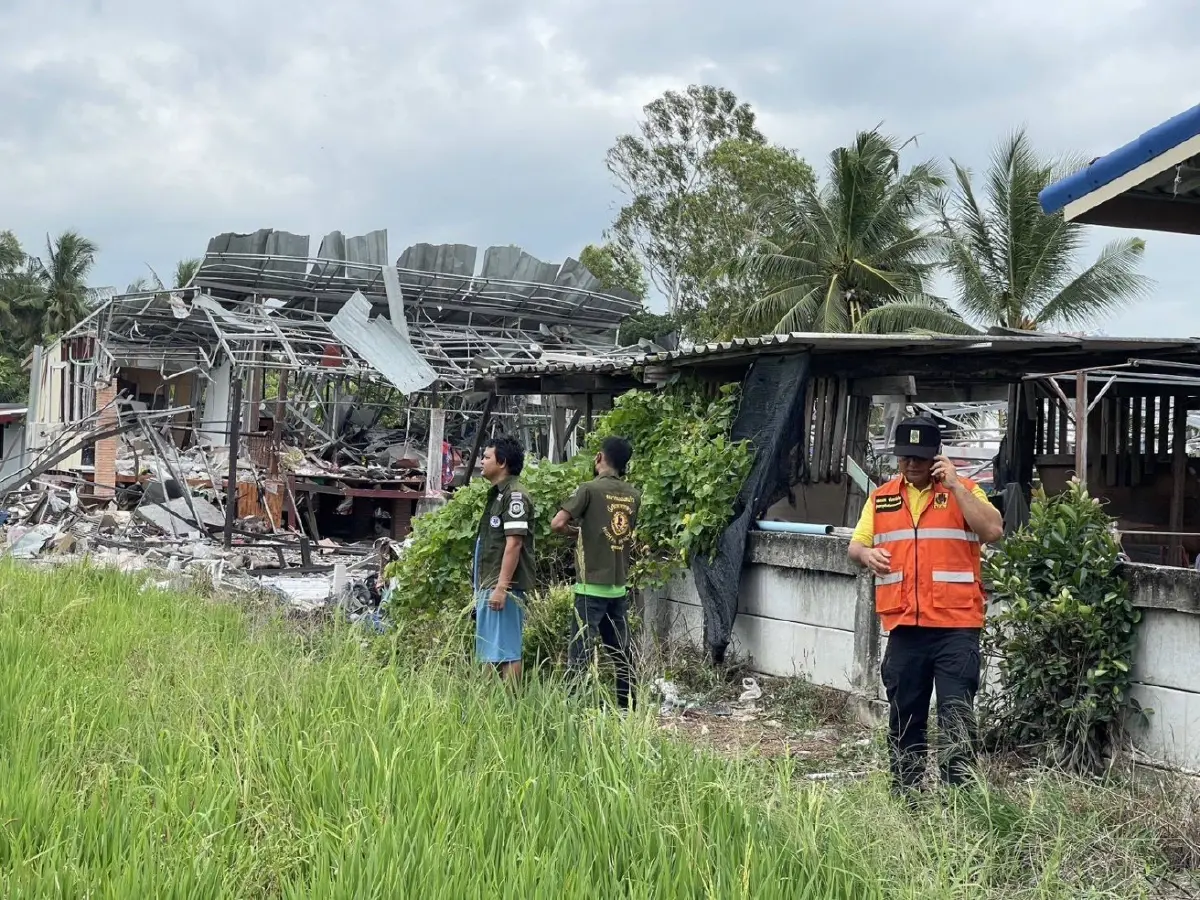 เกิดเหตุ พลุระเบิดสุพรรณบุรี บ้านพังยับ ดับสลดหลายศพ บาดเจ็บอื้อ