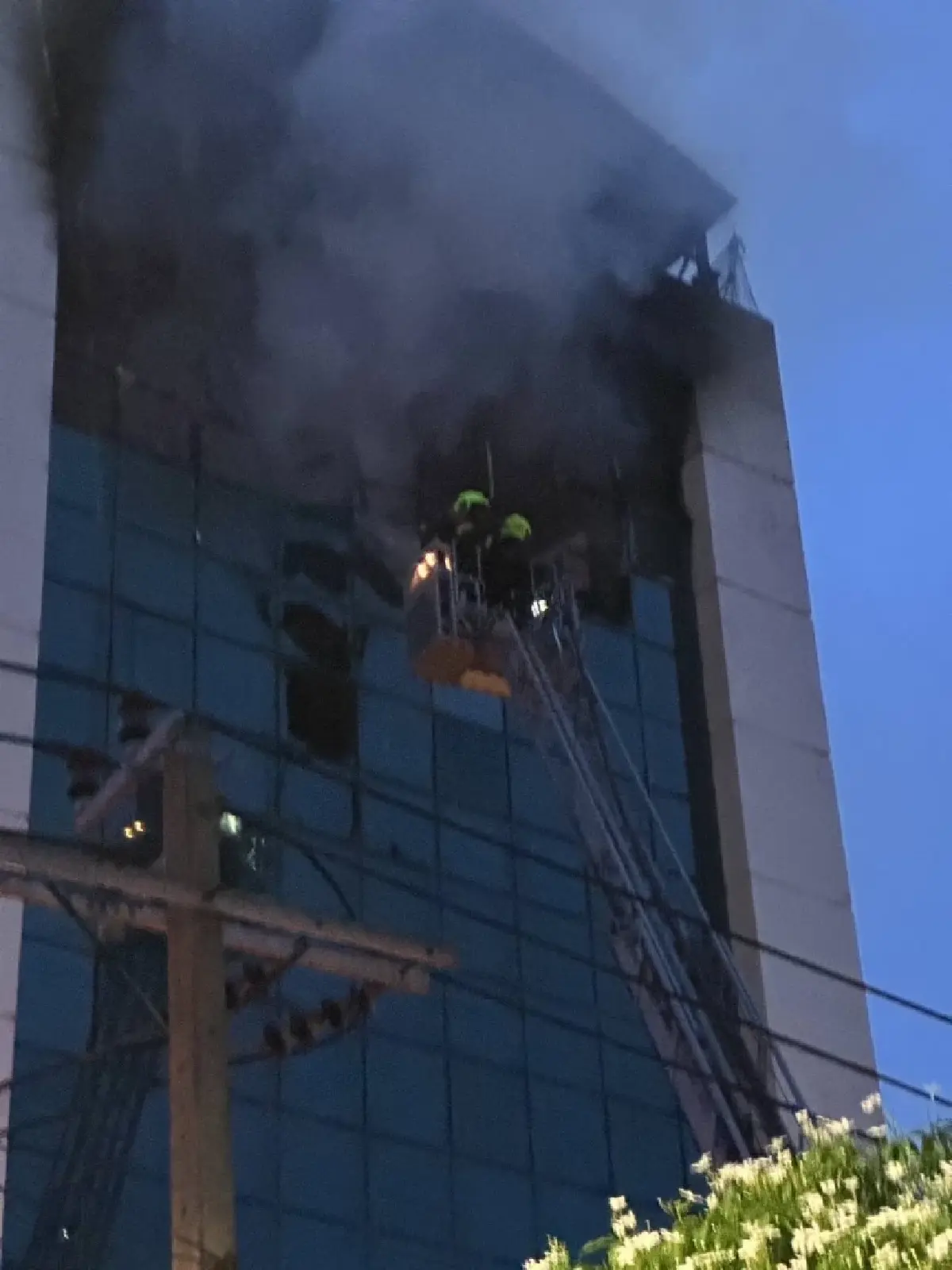 ไฟไหม้ตึกสูงกลางกรุงสุขุมวิท 71 ชั้น 6 วอดหมด กู้ภัยเร่งดับเพลิง