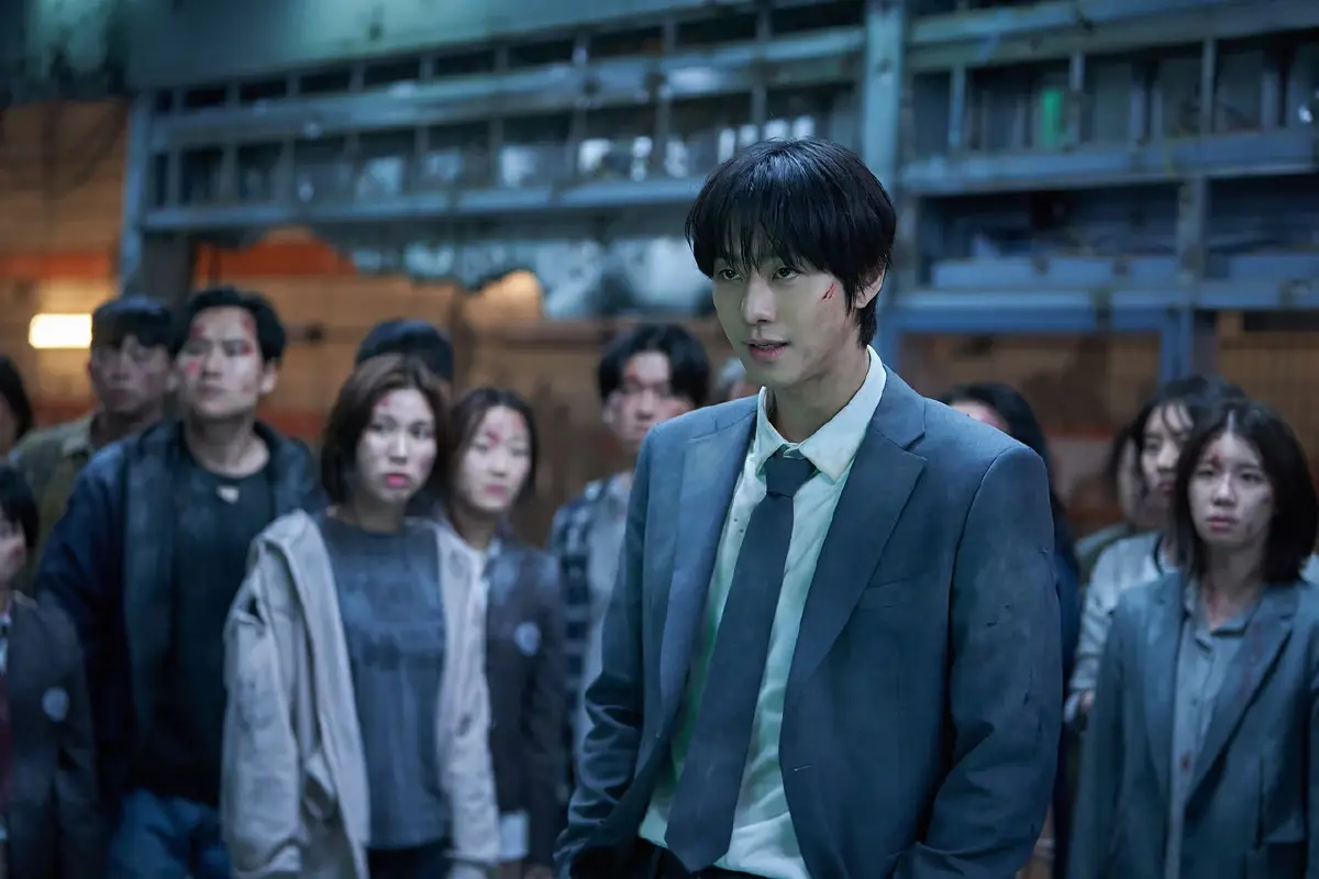 ‘อ่านชะตาวันสิ้นโลก’ หนังใหม่ ‘จีซู-อีมินโฮ’ เปิดตัวอันดับ 1