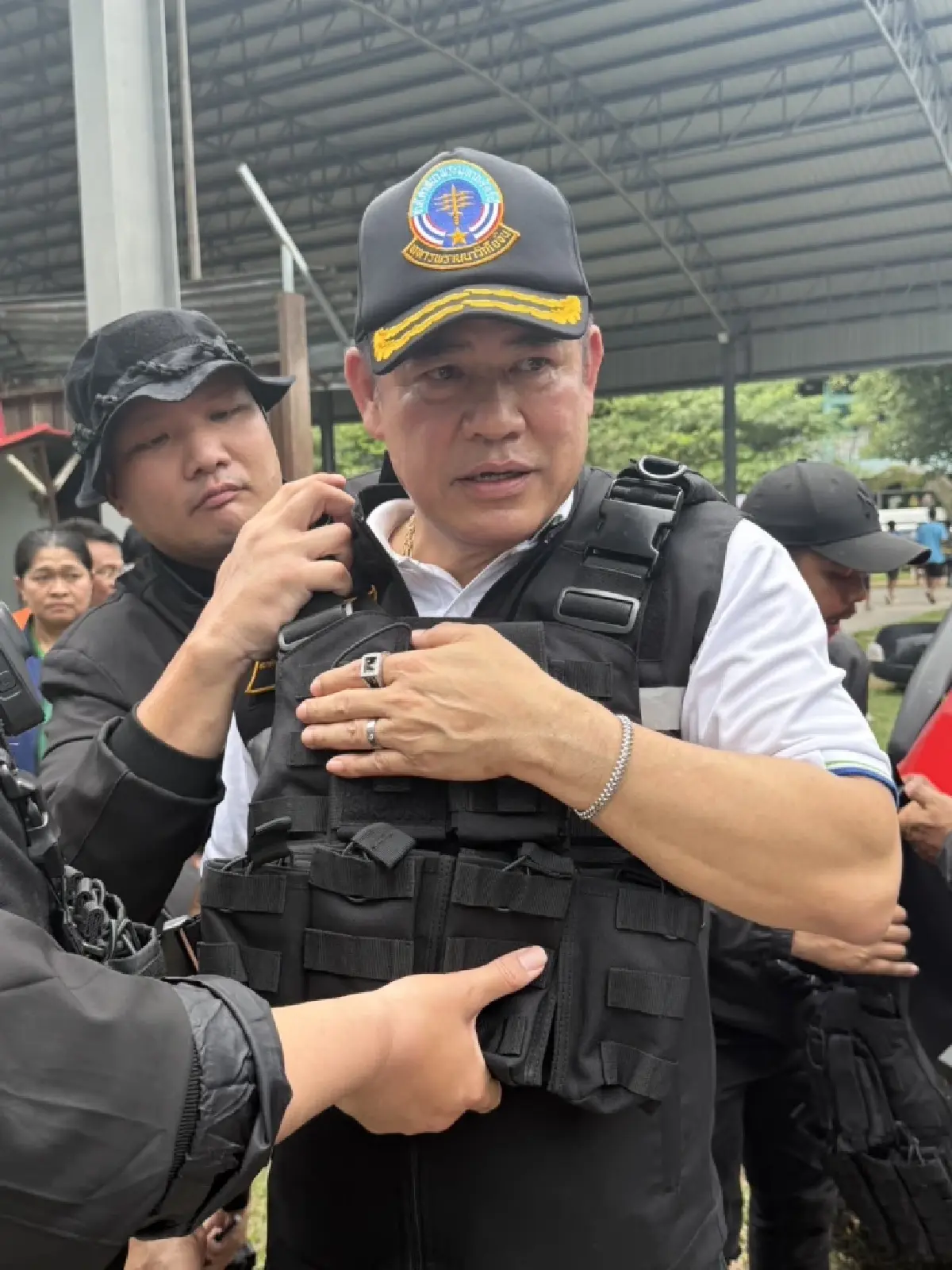 ‘ธรรมนัส’ ใส่เสื้อเกราะ ลุยแนวหน้า จุดปะทะเดือด ‘ชายแดนกัมพูชา’