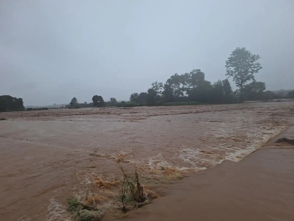 น่านวิกฤต ฝนตกหนัก น้ำน่านทะลักล้นตลิ่ง 4 ซม เตือน 7 ชม. ถึงตัวเมือง