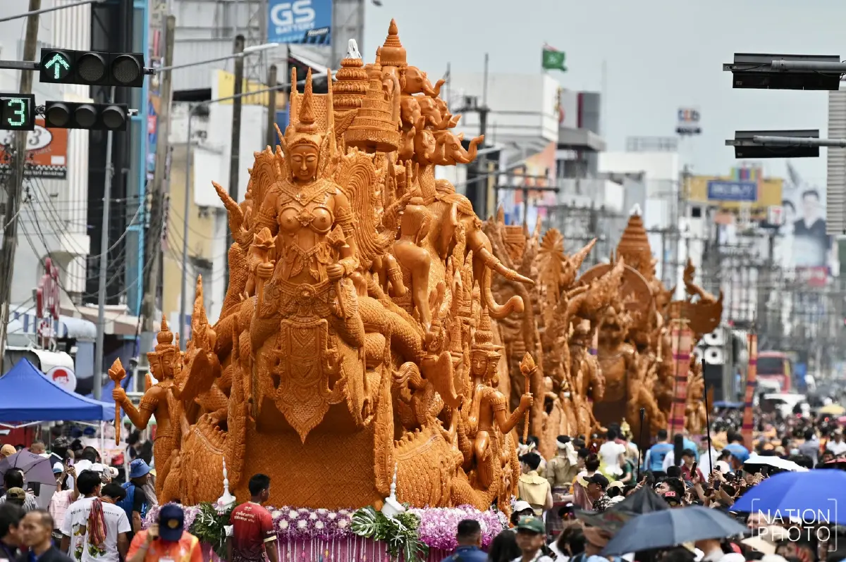 เนืองแน่น นักท่องเที่ยวแห่ชม ‘ขบวนแห่เทียนพรรษาอุบลฯ 2568’