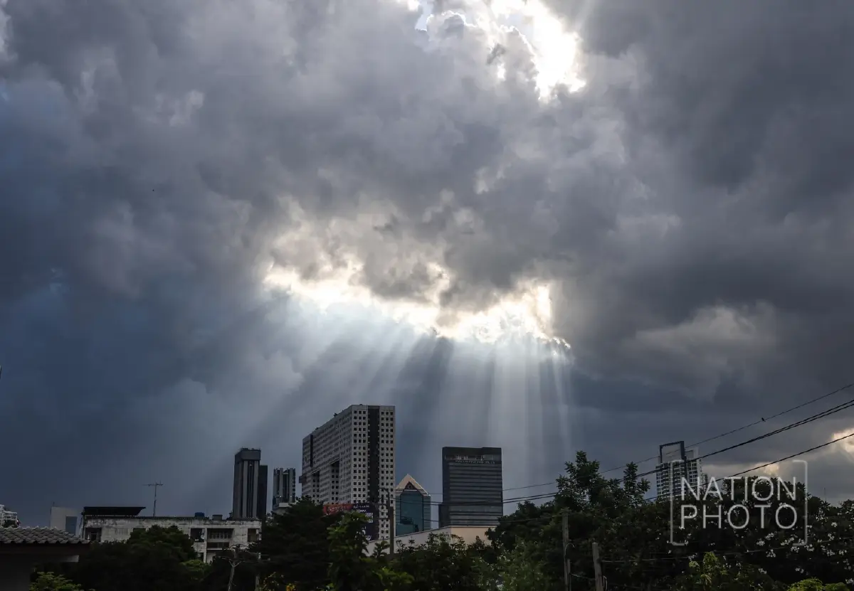 ชมชัดๆ 'ลำแสงสีทอง' ปรากฏการณ์ทินดอลล์ อวดโฉมเหนือฟ้ากรุงเทพฯ