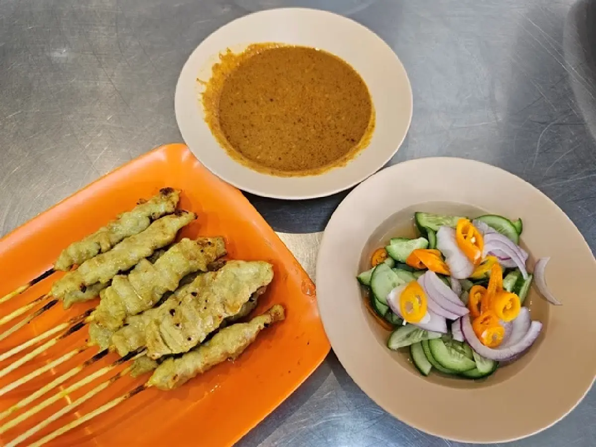 ราดหน้ายอดผัก ‘อภิโภชน์’ สูตรต้นตำรับ 50 ปี ของอร่อยซอยมัยลาภ