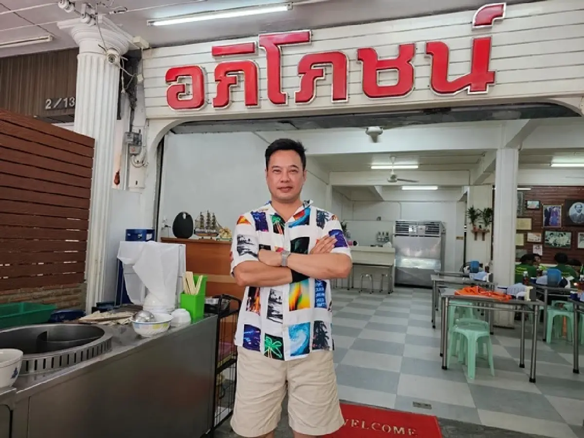 ราดหน้ายอดผัก ‘อภิโภชน์’ สูตรต้นตำรับ 50 ปี ของอร่อยซอยมัยลาภ