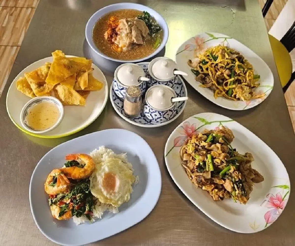 ก๋วยเตี๋ยวราดหน้า ‘ไอ้หนูยอดผัก สวนสยาม’ หอมกลิ่นกระทะ