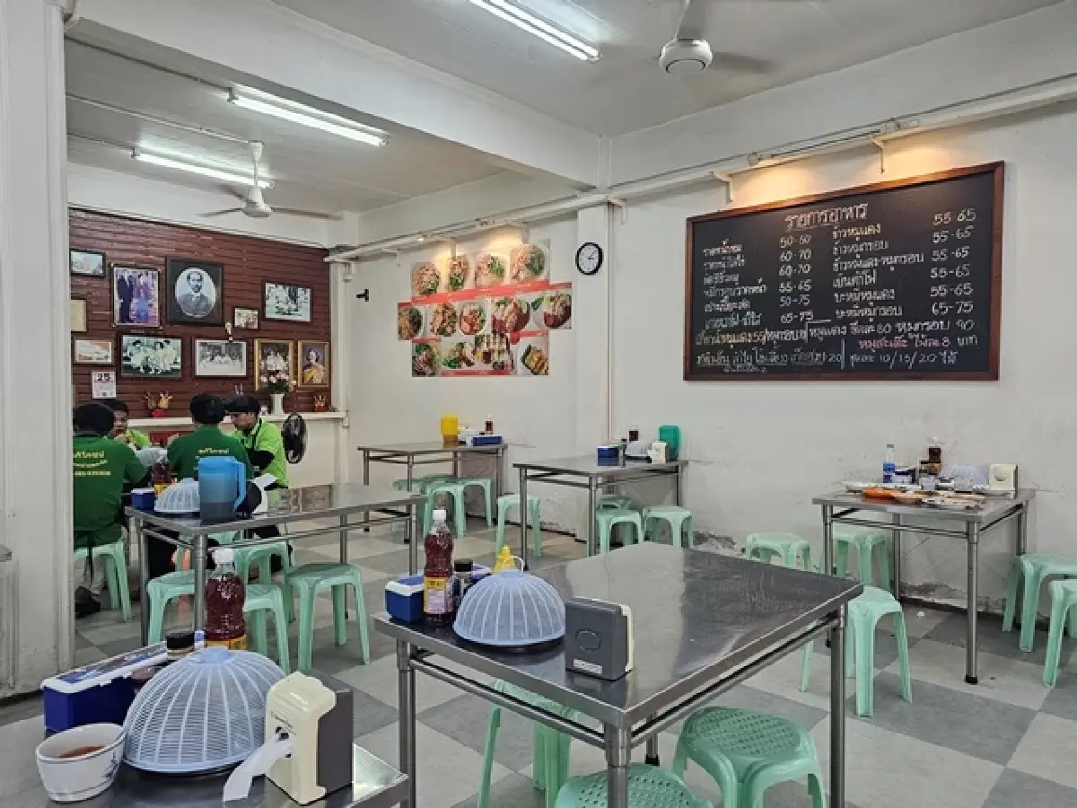 ราดหน้ายอดผัก ‘อภิโภชน์’ สูตรต้นตำรับ 50 ปี ของอร่อยซอยมัยลาภ