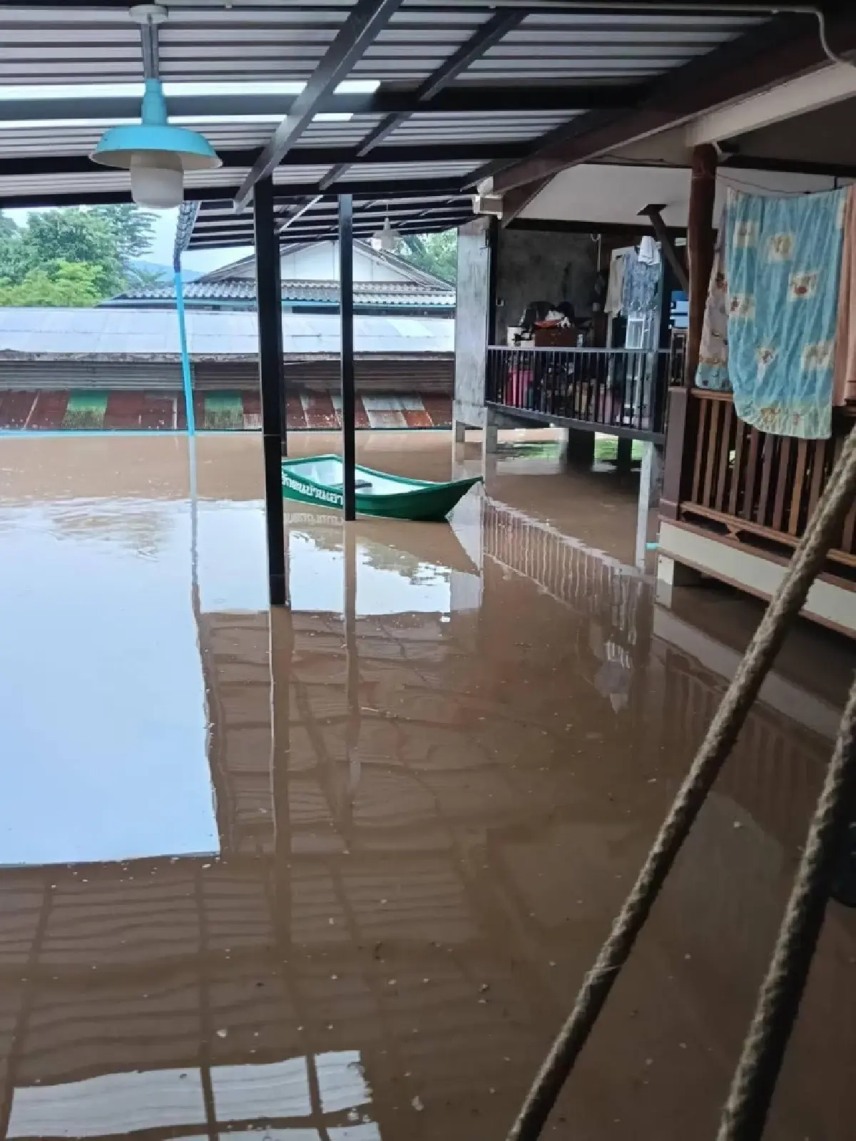 ตากวิกฤตหนัก น้ำท่วมตลาดริมเมยทะลัก 2 เมตร รถเล็กจมมิดห้ามผ่าน