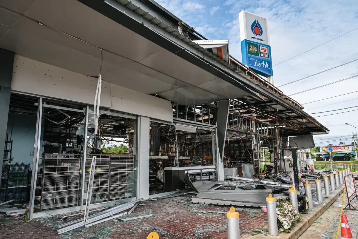 จิตอาสา เก็บกู้ซาก 7-11 ปตท.บ้านผือ ศรีสะเกษ ถูก BM-21 กัมพูชาตกใส่