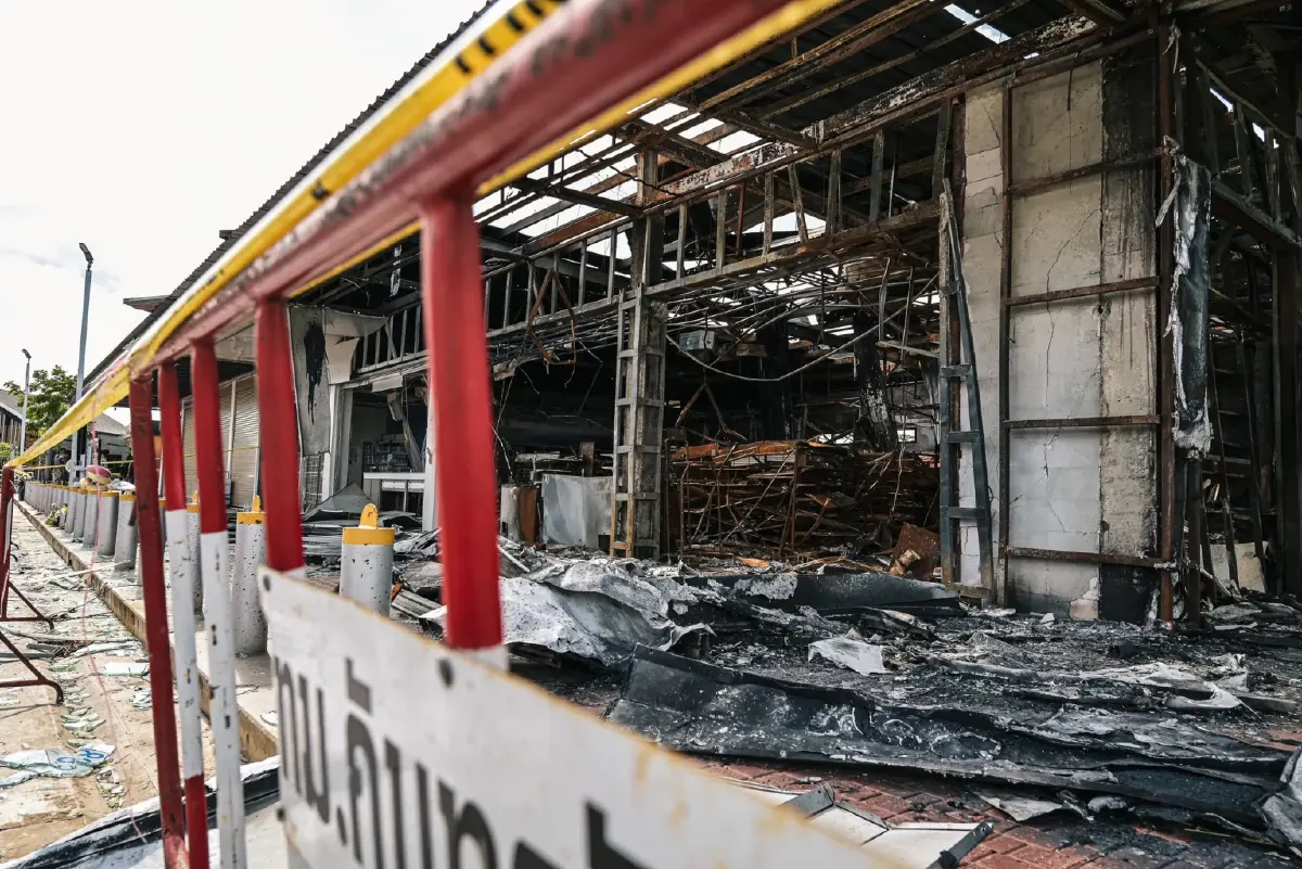 จิตอาสา เก็บกู้ซาก 7-11 ปตท.บ้านผือ ศรีสะเกษ ถูก BM-21 กัมพูชาตกใส่