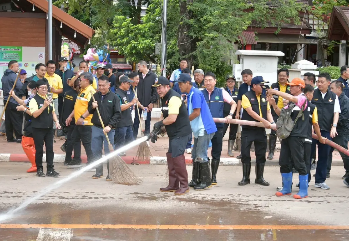 รมว.อรรถกรฯ จับมือทีมจิตอาสา ฟื้นฟูเมืองน่านหลังวิกฤตน้ำท่วม