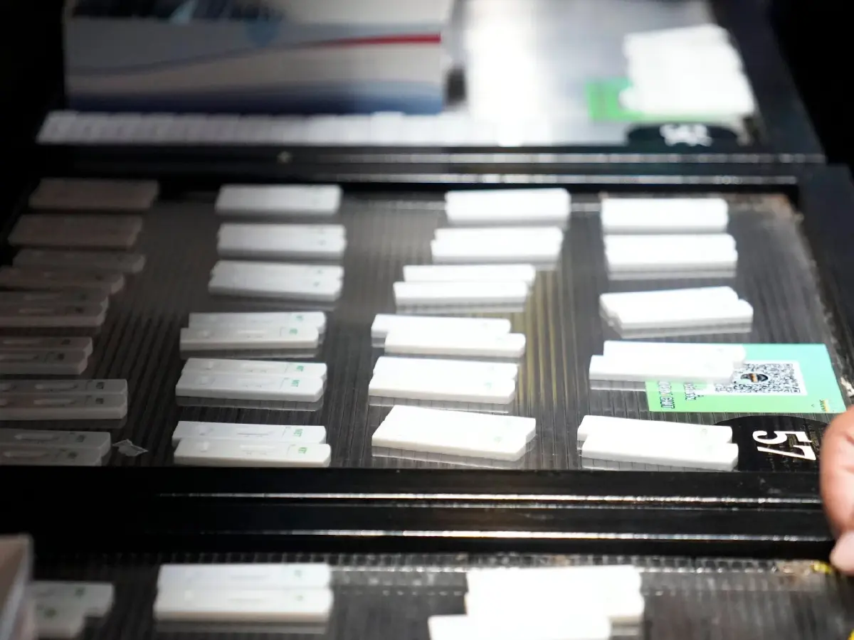 บุกผับดังปทุมธานี นักเที่ยวโกลาหล ตรวจปัสสาวะสีม่วง 173 คน จี้สั่งปิด