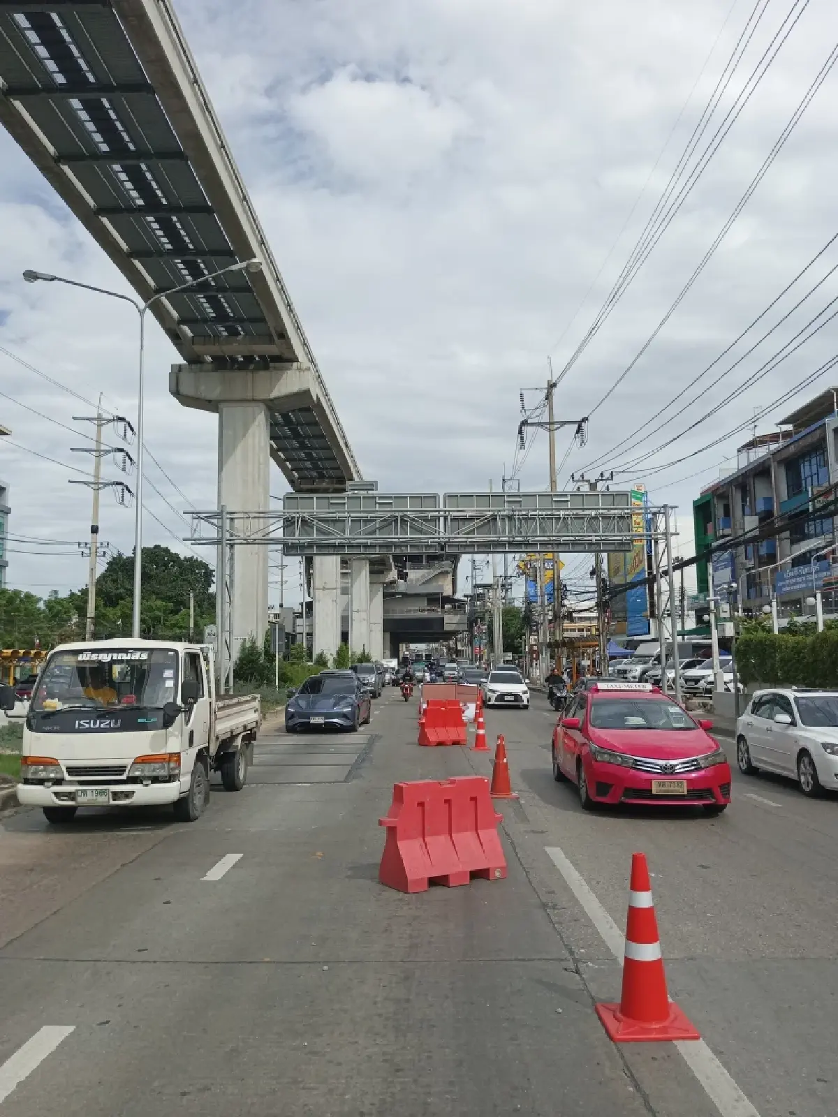 รถติดหนัก ถนนแจ้งวัฒนะ กระทบจากซ่อมรอยต่อสะพานข้ามวงเวียนบางเขน