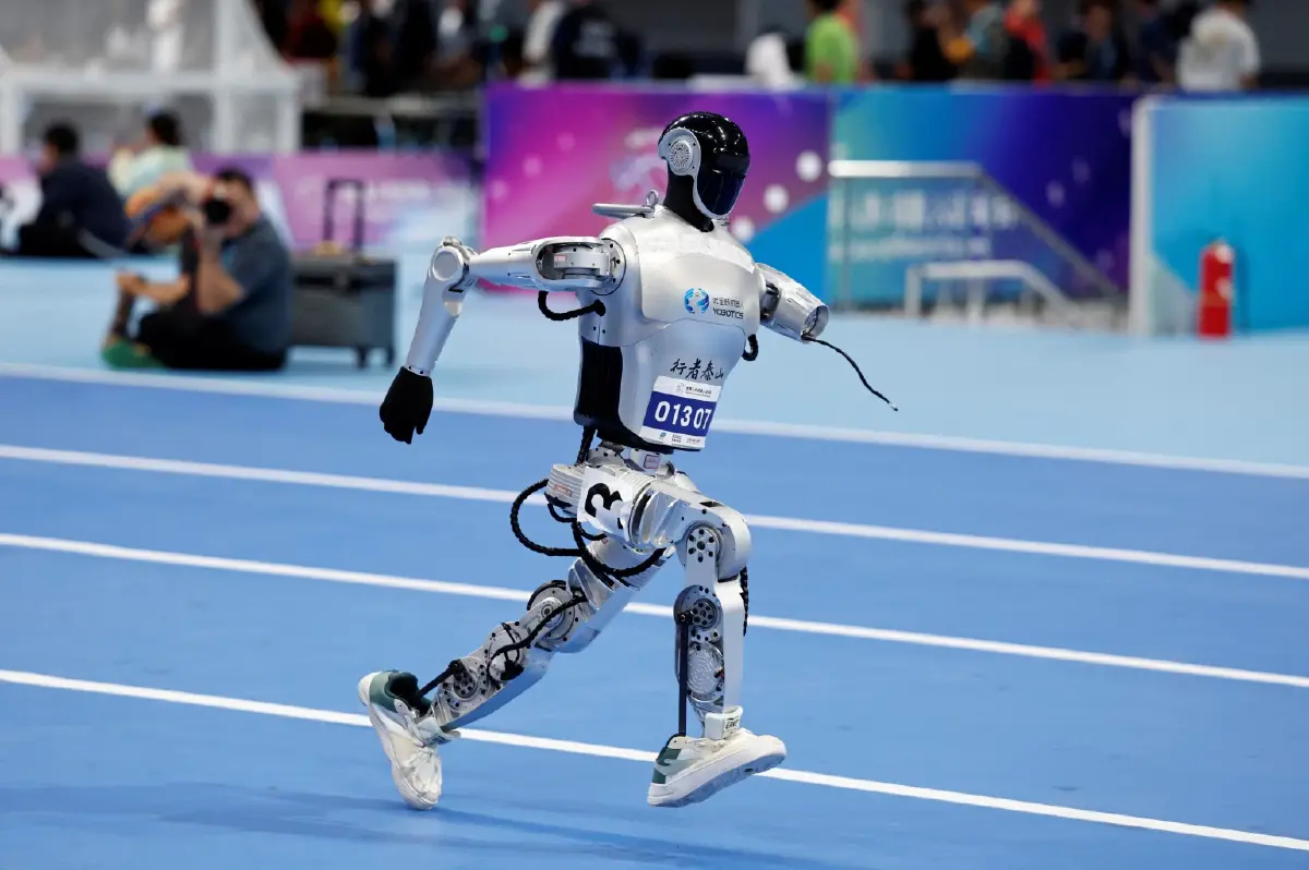 ชมภาพ 'แข่งโอลิมปิกส์หุ่นยนต์' ที่จีน โชว์ความล้ำ 'ฮิวมานอยด์' ยุคใหม่