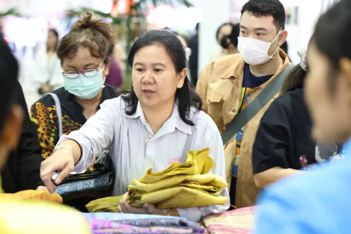 “OTOP ศิลปาชีพ ปี 68” ผ้าไทยสุดฮิต คนแห่ช้อปแน่น รับเทศกาลวันแม่