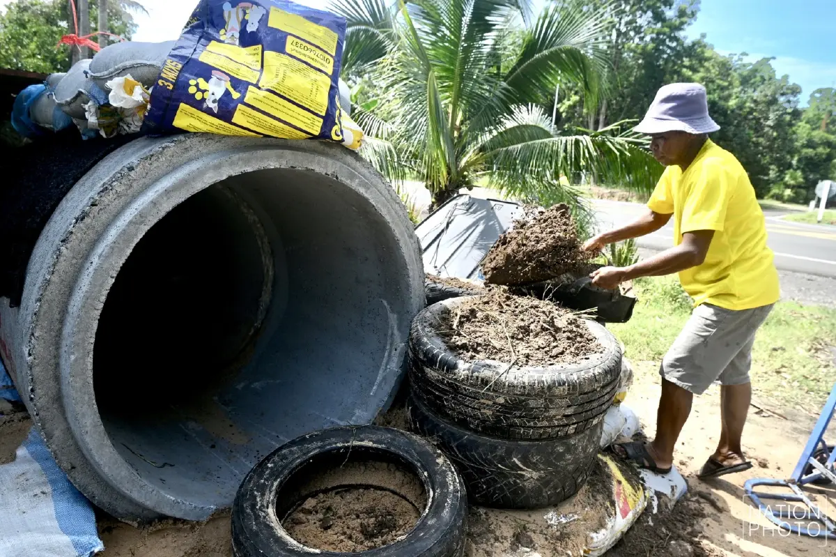 ชาวสุรินทร์เร่งสร้าง หลุมหลบภัย รับมือสถานการณ์ชายแดนไทย-กัมพูชา