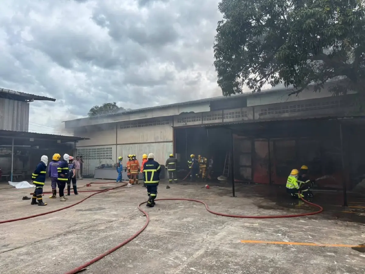 ด่วน! เกิดเหตุ แก๊สระเบิดกลางโรงงานท่ามะกา เพลิงโหมหนัก ดับแล้ว 1