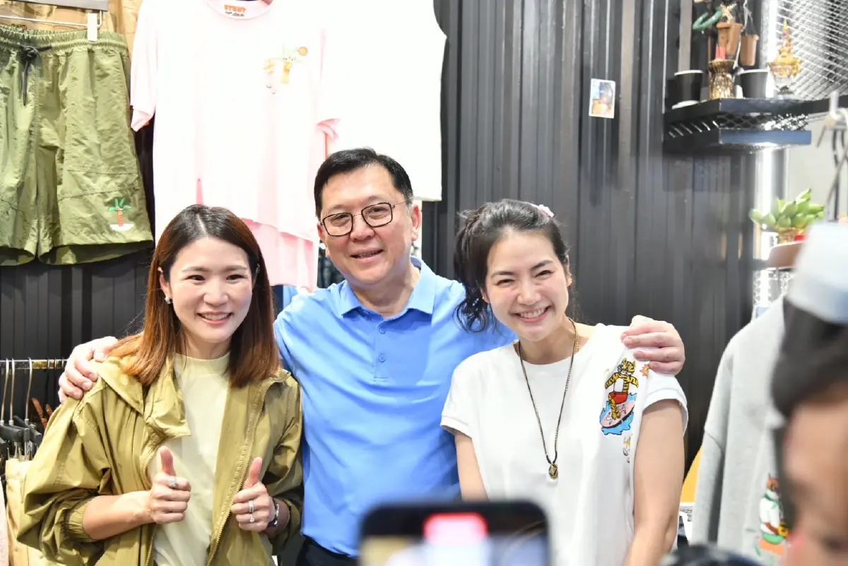 จตุพรลงพื้นที่ตลาดนัดจตุจักร ให้กำลังใจพ่อค้าแม่ค้า